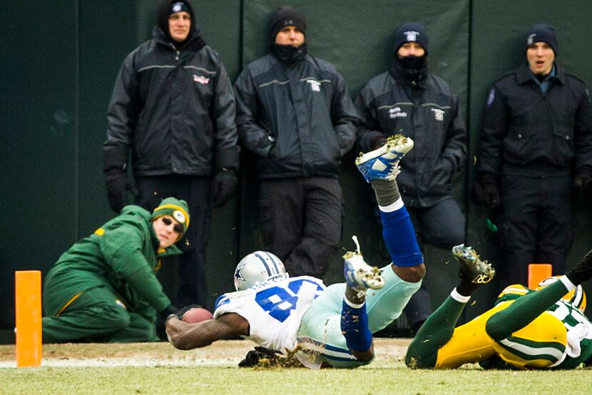 Dallas Cowboys wide receiver Dez Bryant (88) comes down with a pass as Green Bay Packers...