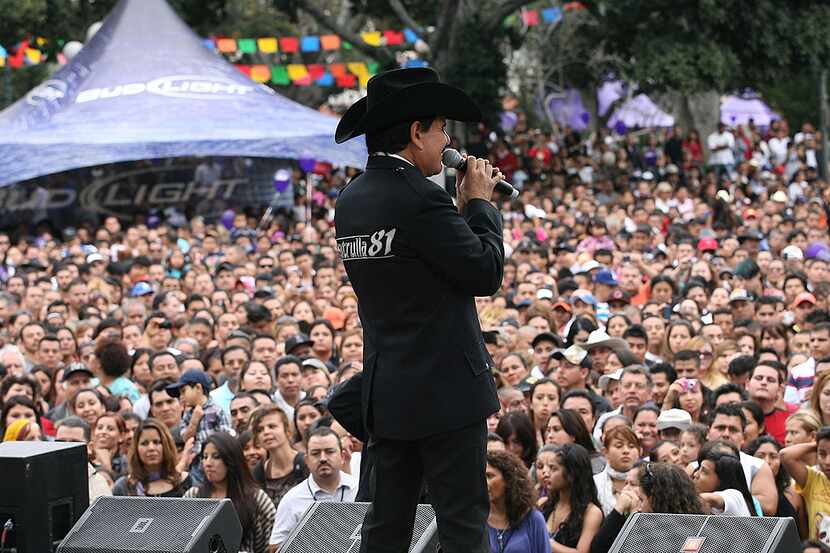 Patrulla 81 tocando en vivo durante una fiesta previa de los Latin Grammy en Plaza Olvera,...