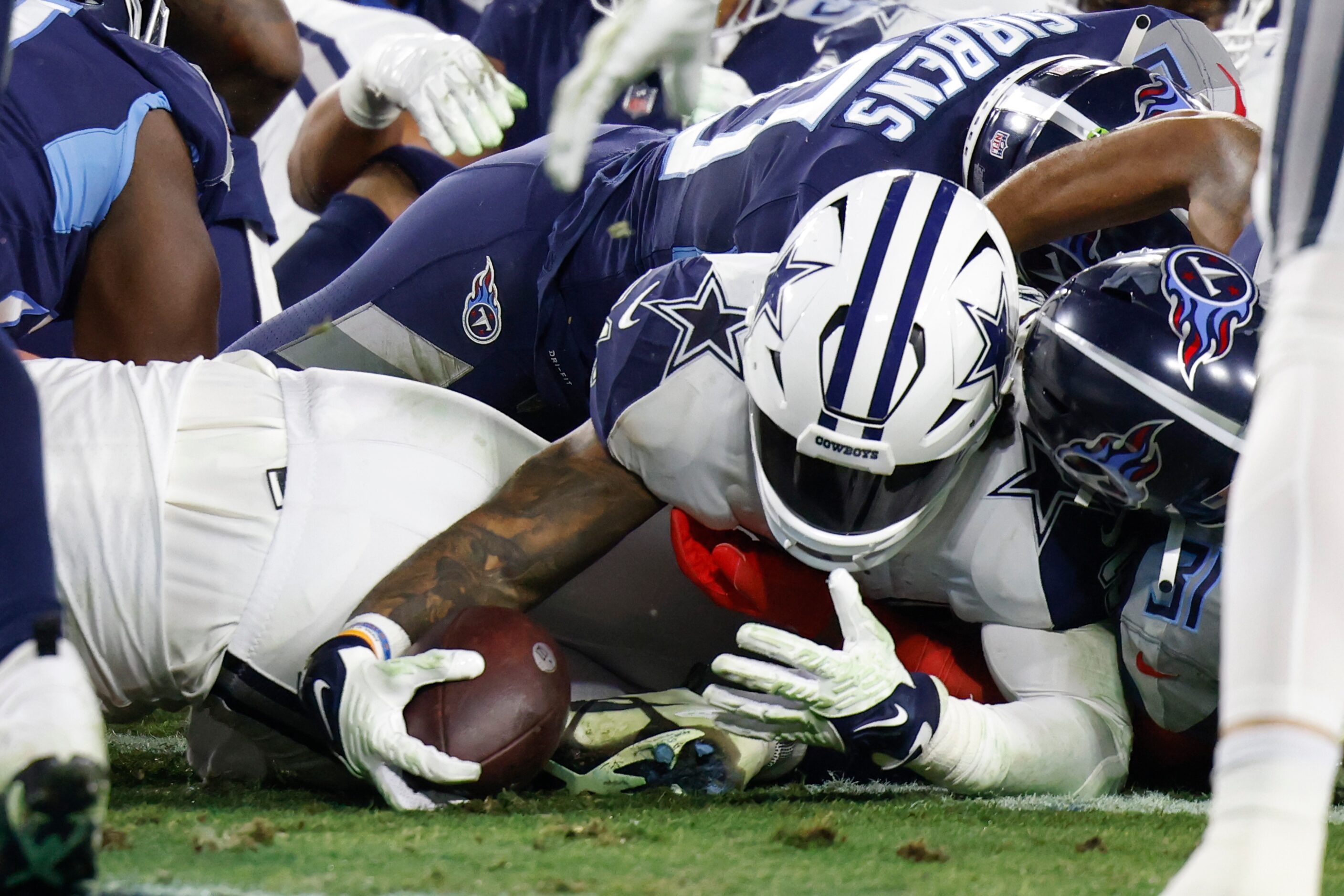 Dallas Cowboys running back Ezekiel Elliott (21) stretches the ball across the goal line for...