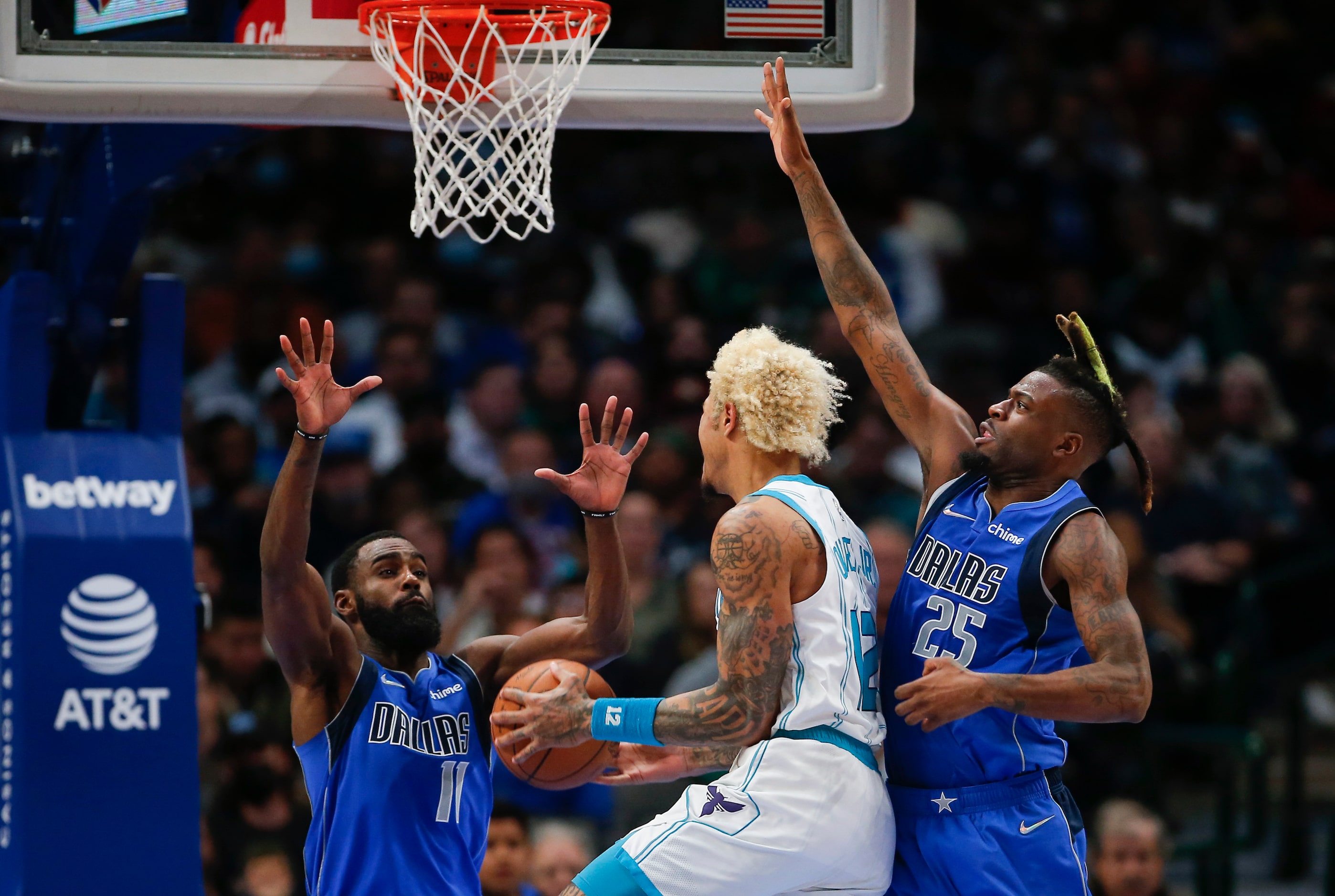 Charlotte Hornets guard Kelly Oubre Jr. (12) battles Dallas Mavericks forwards Tim Hardaway...