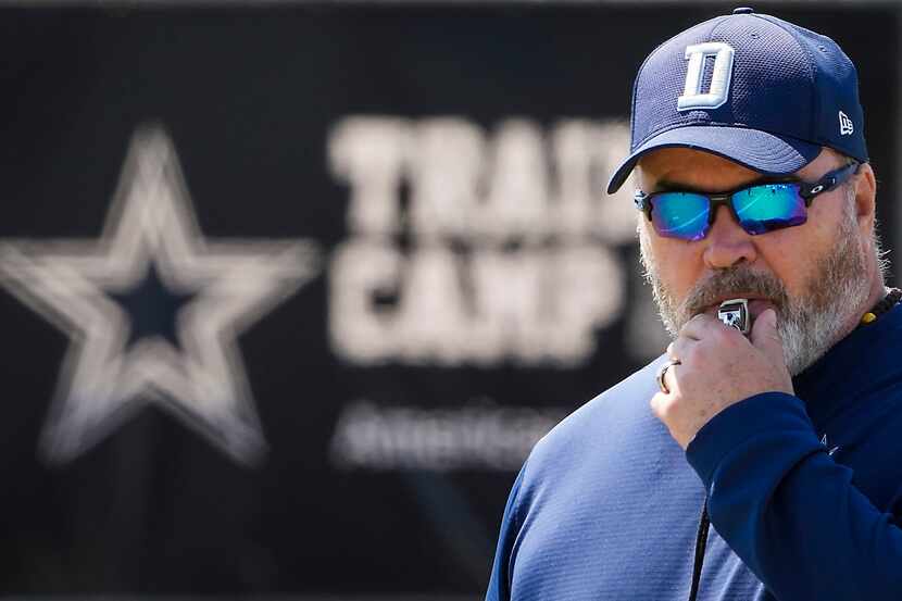 El entrenador en jefe de los Cowboys de Dallas, Mike McCarthy, hace sonar un silbato durante...
