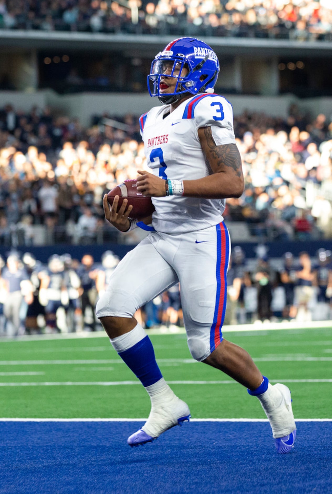 Duncanville quarterback Ja'Quinden Jackson (3) scores a touchdown against Flower Mound in...