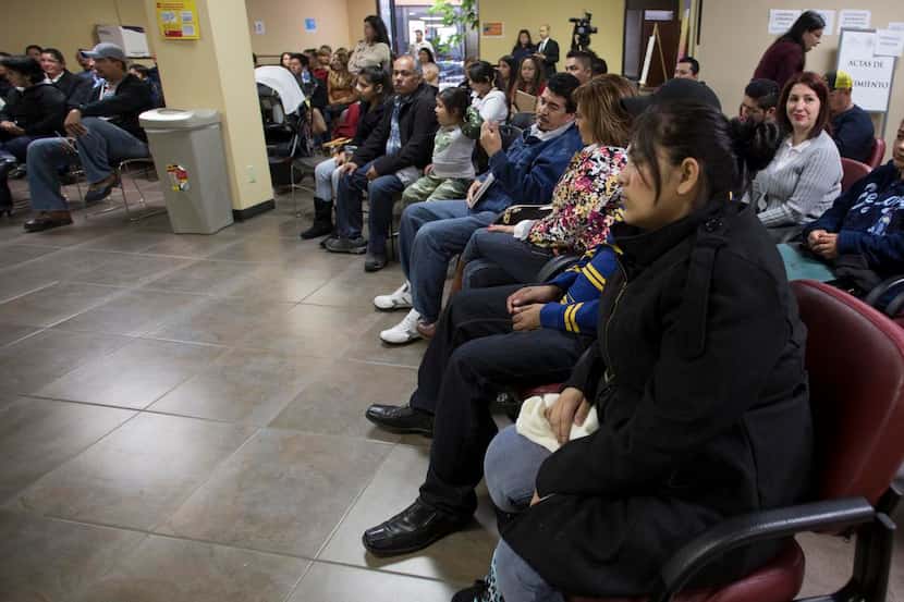Familias asisten a una clínica de inmigración organizada por el Consulado Mexicano de...