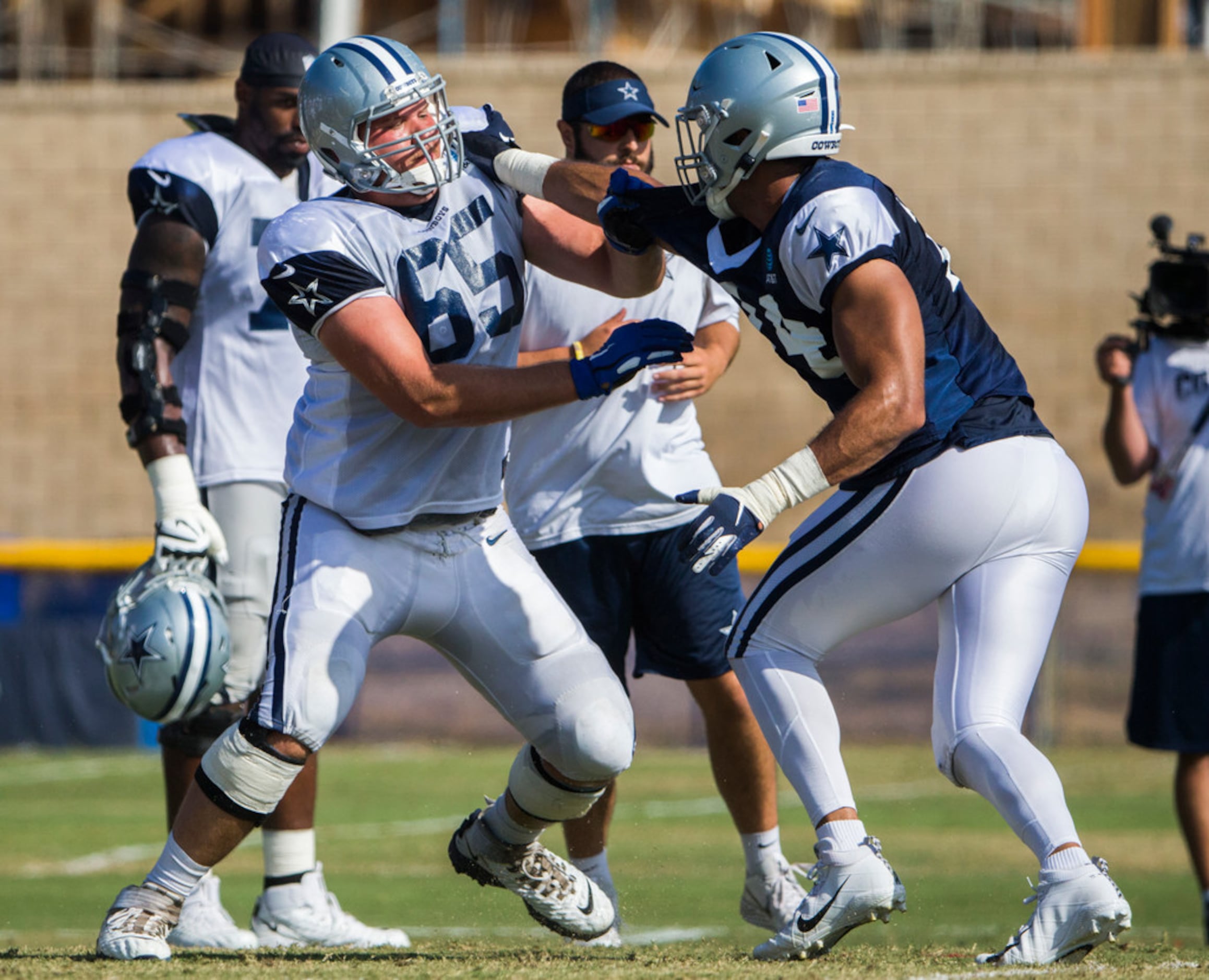 Tyron Smith to have MRI after exiting practice with knee injury