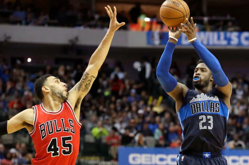 Dallas Mavericks guard Wesley Matthews (23) shoots against Chicago Bulls guard Denzel...
