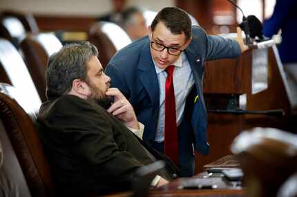 

Brisco Cain (der.) junto a su colega en la Legislatura, el también republicano Jonathan...