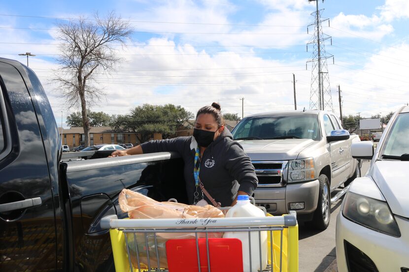 Érika Rafael, de 34 años, también acudió al supermercado a comprar comida suficiente para...