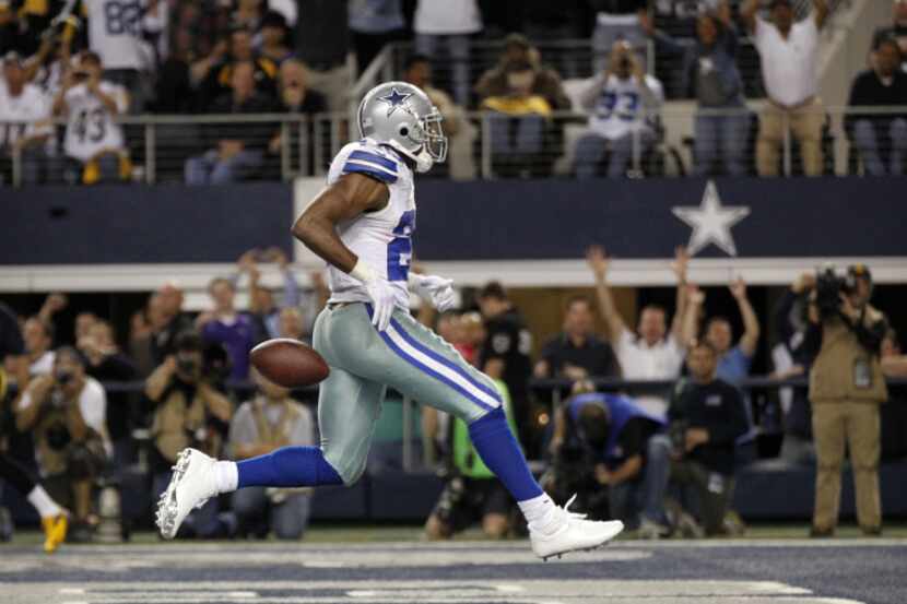 Dallas Cowboys running back DeMarco Murray (29) scores a fourth quarter touchdown against...
