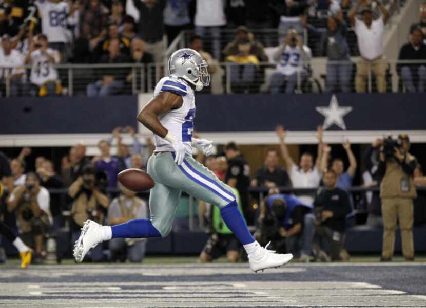 Dallas Cowboys running back DeMarco Murray (29) scores a fourth quarter touchdown against...