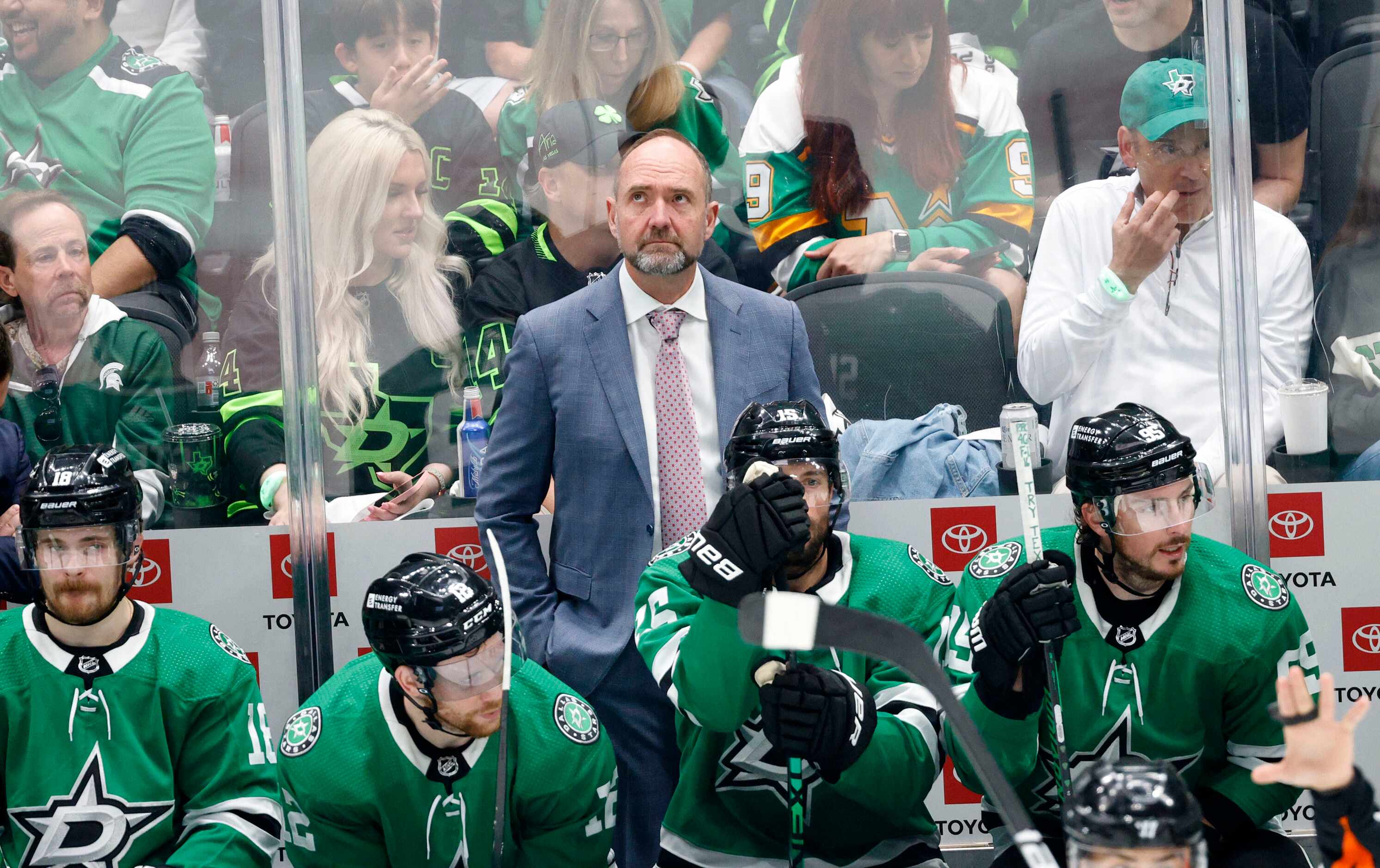 Dallas Stars head coach Peter DeBoer, center, looks at the scoreboard during the second...
