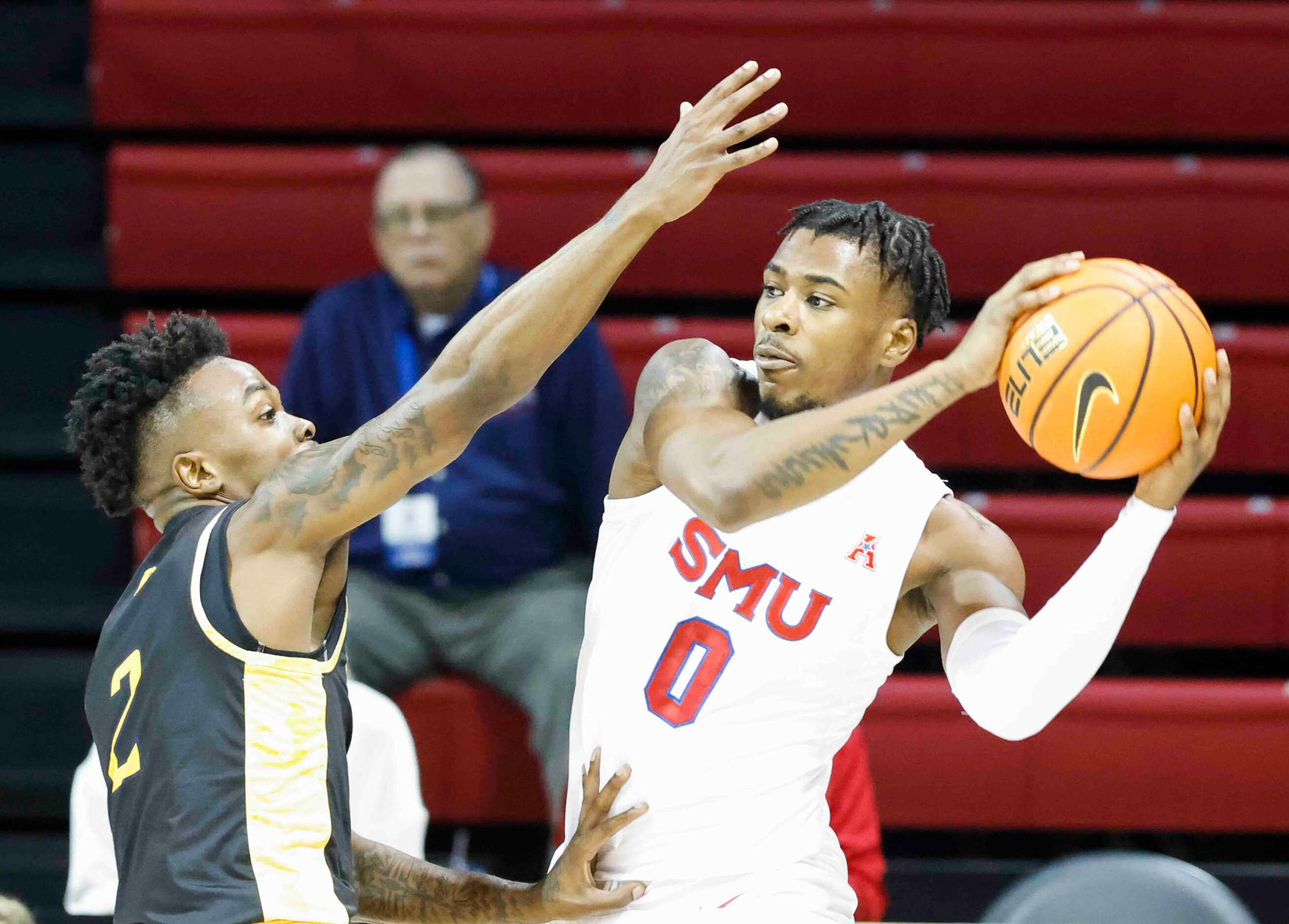 Southern Methodist guard Jefferson Koulibaly (0), right, looks to pass as Texas A&M-Comm’s...