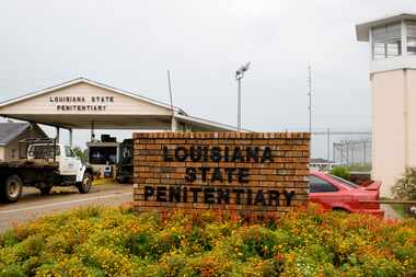 Vehículos pasan por la principal puerta de seguridad hacia la Penitenciaría Estatal de...