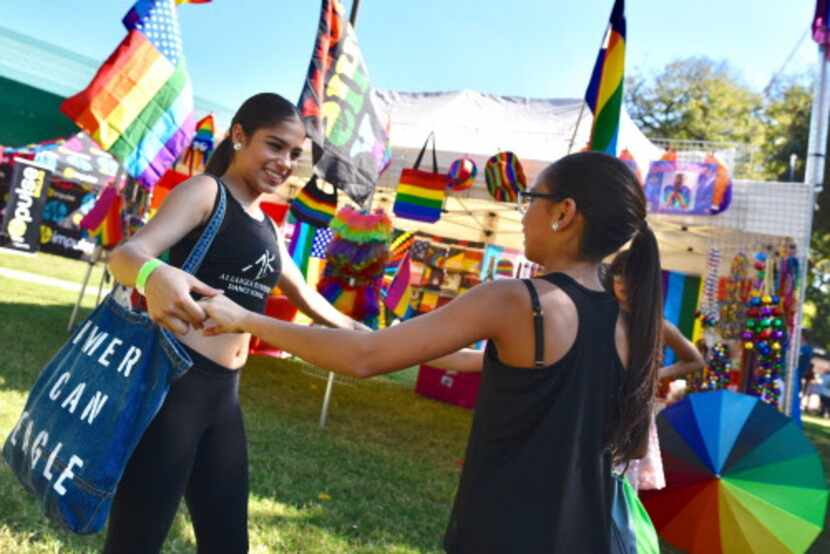 Eitzy Castro y Triana López de la escuela de baila Alianza Rumbera durante el festival Texas...