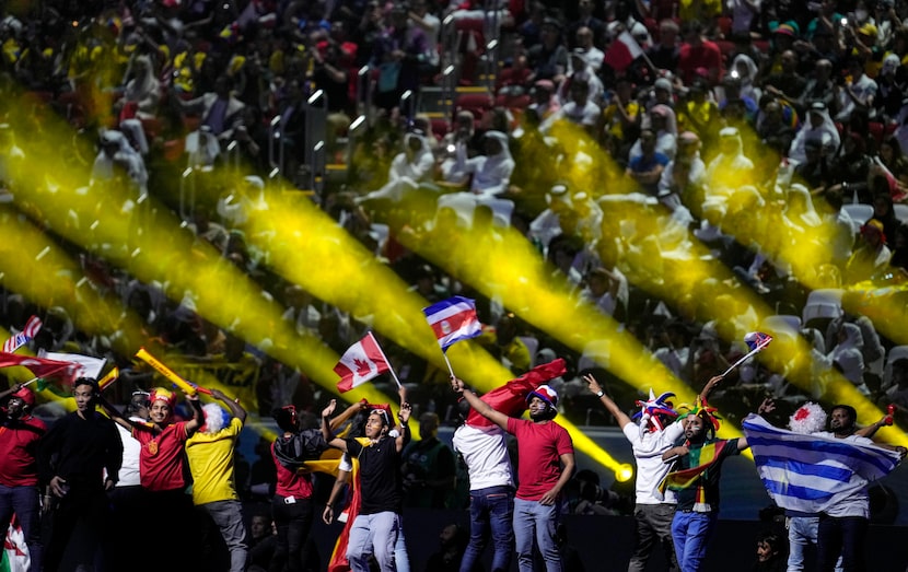 Banderas de todos las selecciones participantes aparecieron en l ceremonia de inauguración...