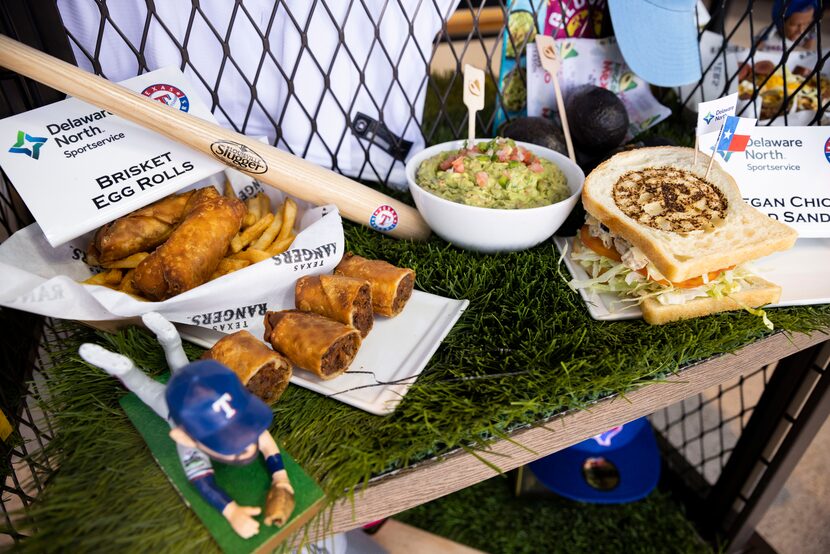 Varios de los nuevos platillos que se venderán esta temporada en el Globe Life Field durante...