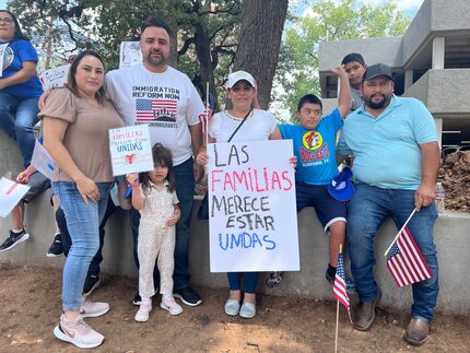 Alrededor de 30 personas asistieron al rally en las afueras de las oficinas en Dallas del...