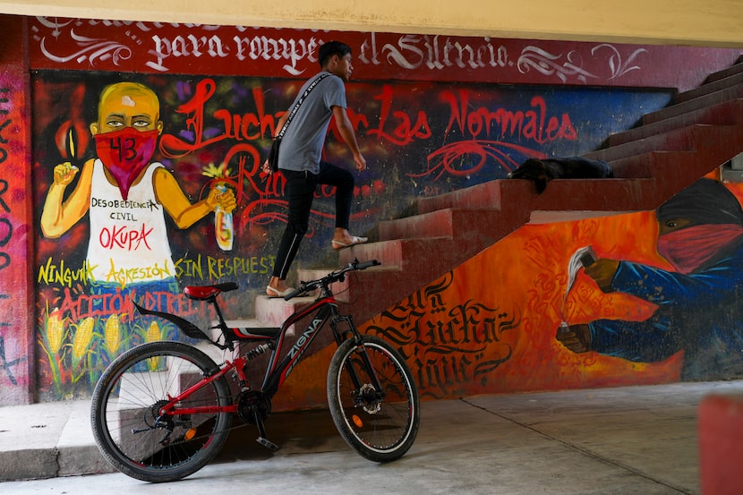 Varias pintadas y el número 34 decoran la zona de cuartos de la escuela Normal Rural Raúl...