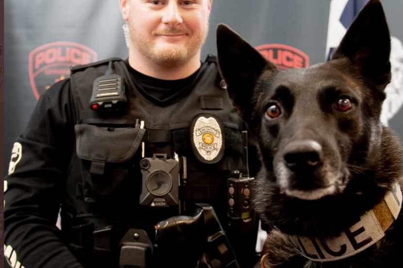 Stryker, el perro policía de Lewisville, junto a su compañero, el oficial Pat Robey.