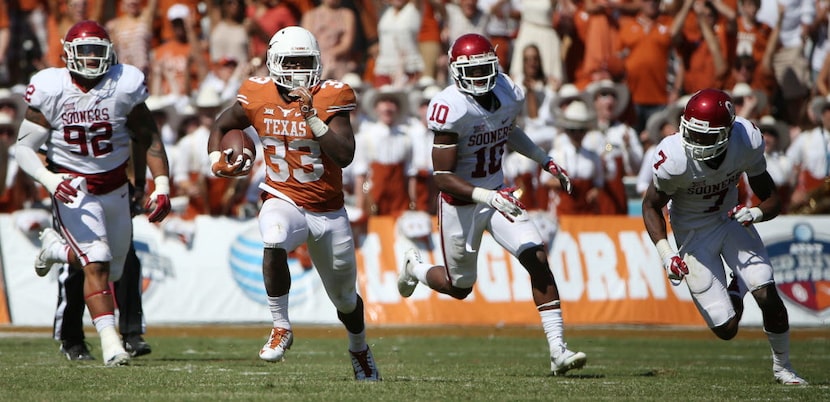 Texas Longhorns running back D'Onta Foreman (33) runs for 80-yards in the third quarter...