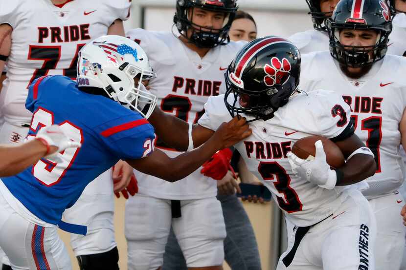 Grapevine’s Saiviahn Shockley (29) grabs the facemark of Colleyville Heritage running back...