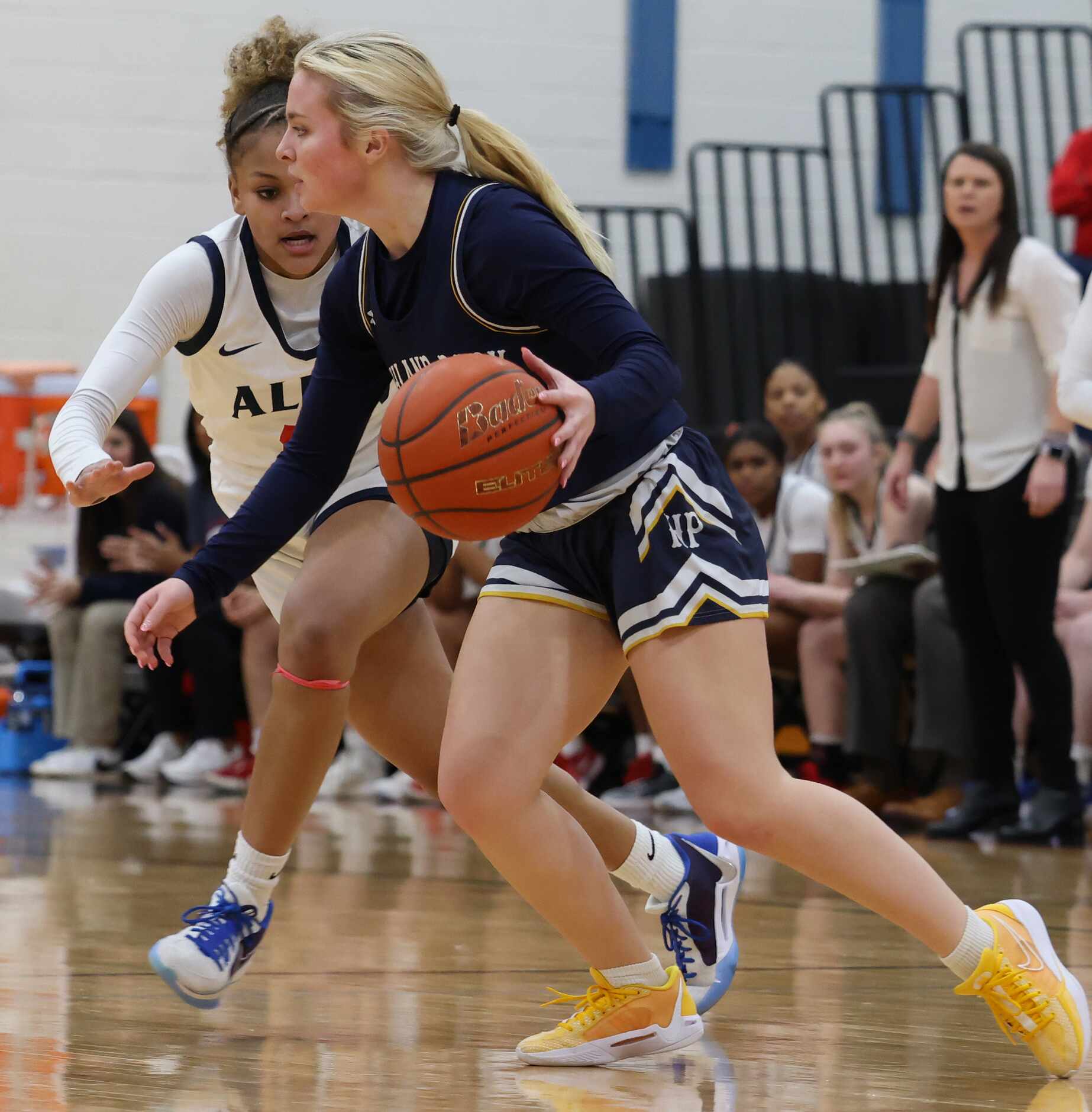 Highland Park guard Lila Collins (4) works offensively against Allen's Simone Richmond (15)...