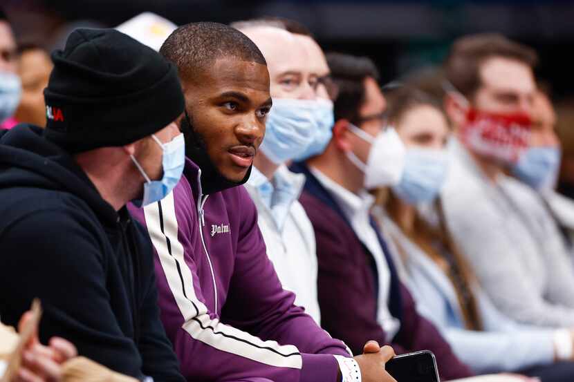 Dallas Cowboys linebacker Micah Parsons is seen without wearing a mask during an NBA...