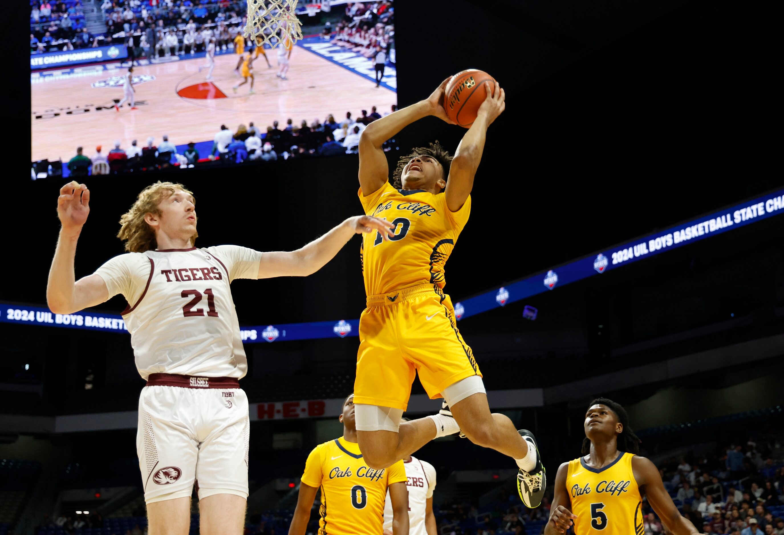 Oak Cliff Faith Family Academy Isaac Williams (10) drives on Silsbee Tigers Troy Rice (21)....