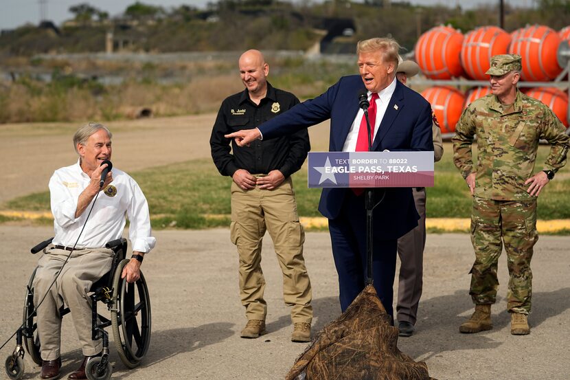 El expresidente Donald Trump señala al gobernador de Texas, Greg Abbott, mientras habla en...