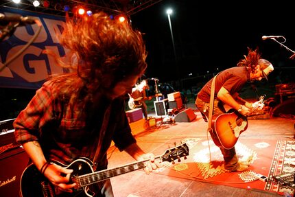 That's Koe Wetzel on the right jamming with Odis Parrish in Waco.