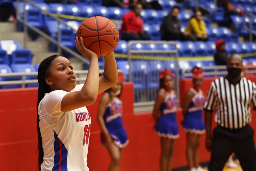 Duncanville's Hope LeMelle (00) attempts a shot in a game against Cedar Hill during the...