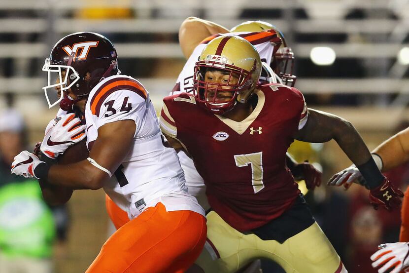 CHESTNUT HILL, MA - OCTOBER 07: Harold Landry #7 of the Boston College Eagles attempts to...
