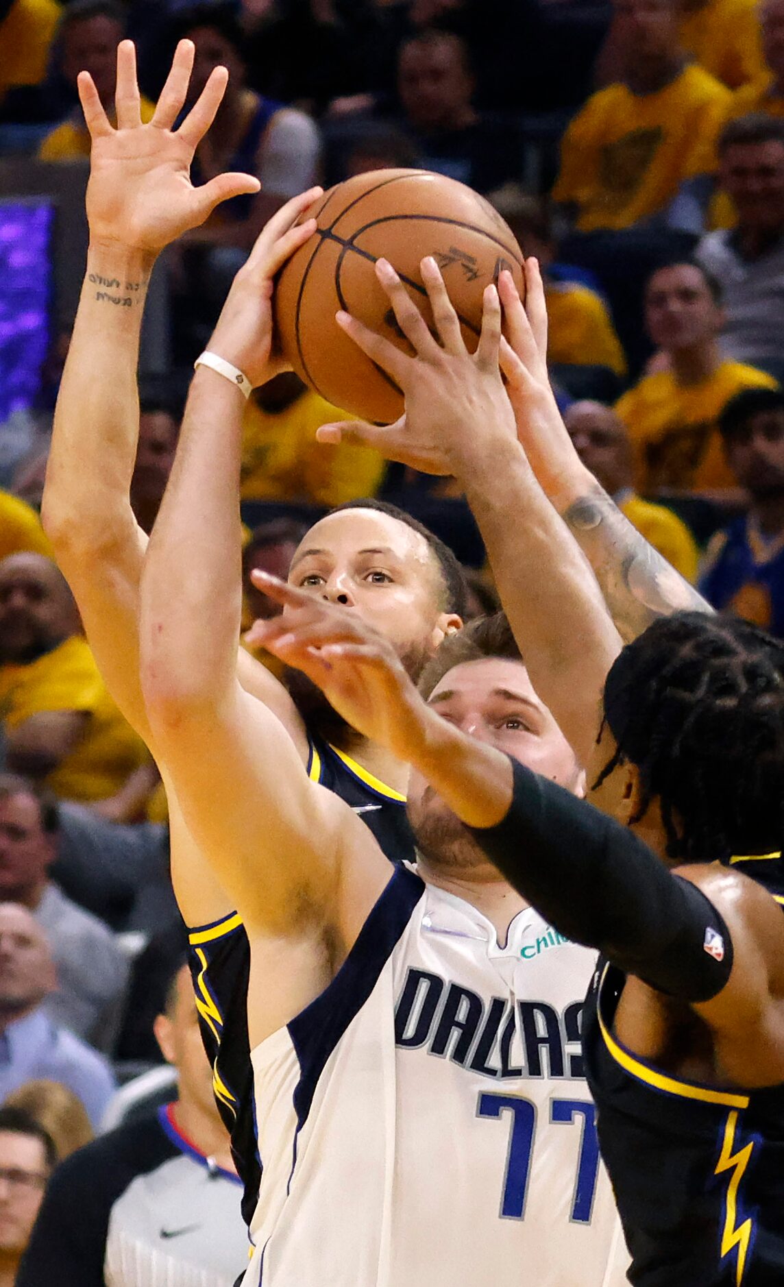 Dallas Mavericks guard Luka Doncic (77) drives between Golden State Warriors guard Stephen...