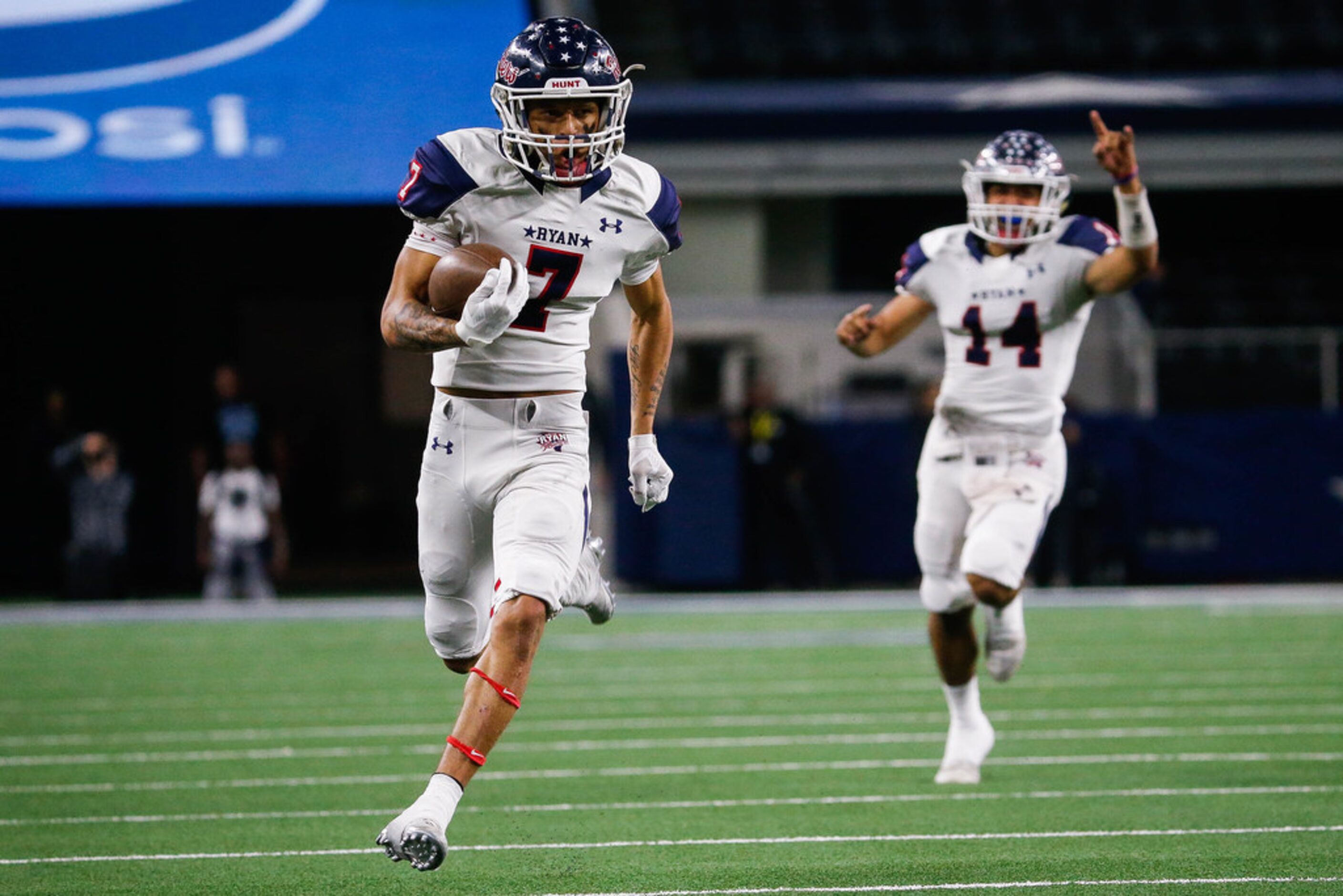 Denton Ryan's Tra Smith (7) runs in a touchdown in the first quarter of a Class 5A Division...