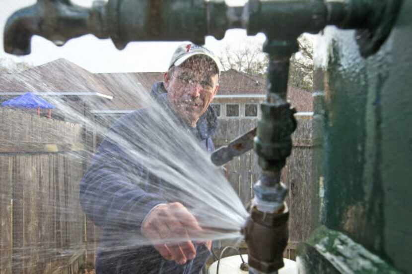 Un plomero repara una válvula congelada. (AP Photo) 
