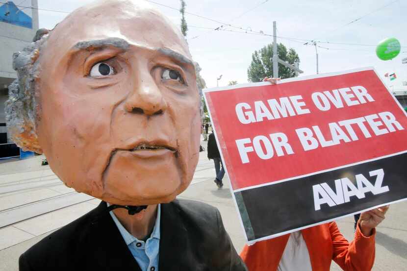 Un manifestante se burla del presidente de la FIFA Sepp Blatter en las afueras de la sede de...