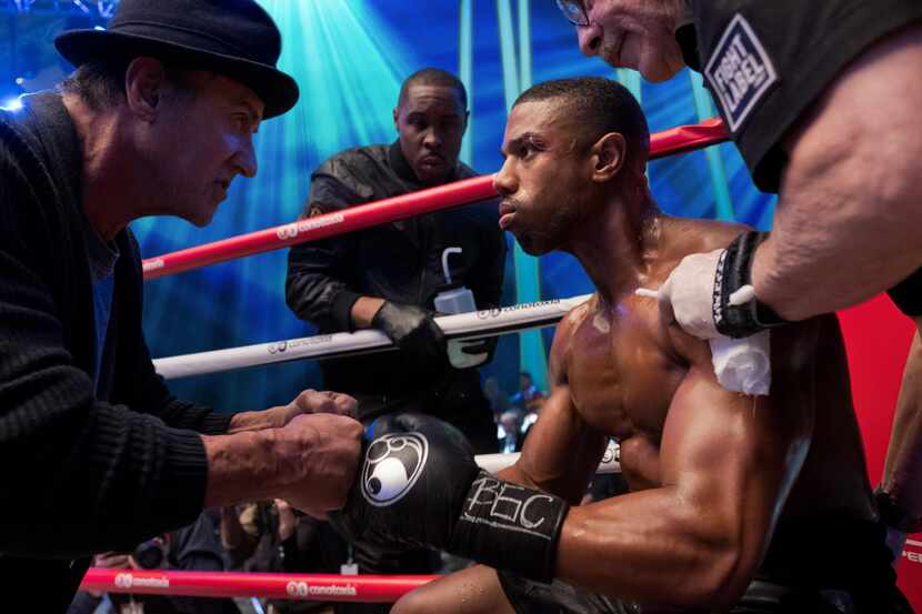 Sylvester Stallone (izq.) es Rocky Balboa y Michael B. Jordan, Adonis Creed en Creed...