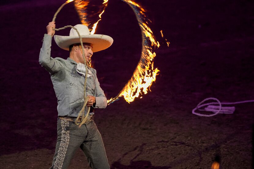 Luis Miguel Rivera hace trucos con un lazo el espectáculo "Jaripeo hasta los huesos tour...