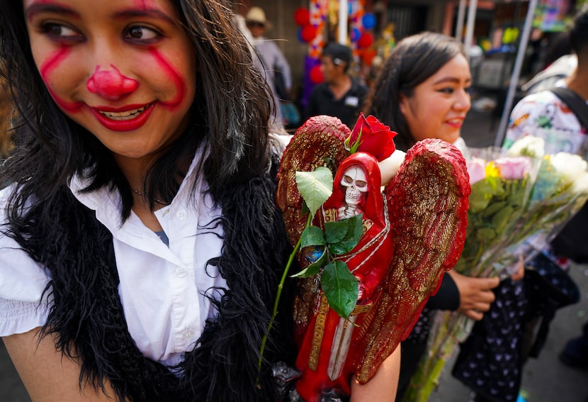 Una creyente sostiene una estatua de "La Santa Muerte", en el barrio de Tepito de la Ciudad...