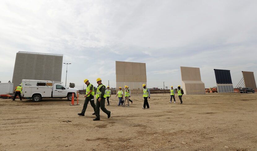 Los prototipos para un muero en la frontera entre Estados Unidos y México. AP