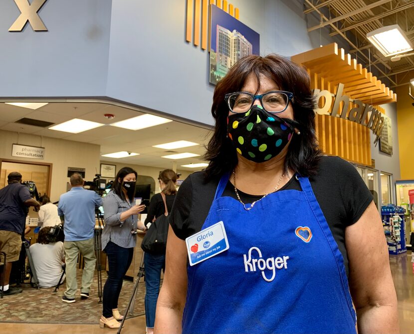 Gloria Gómez, 50, fue una de las primeras trabajadoras de Kroger en recibir la vacuna en la...