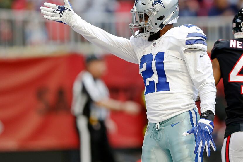 Dallas Cowboys running back Ezekiel Elliott (21) signals the first down after a run in a...