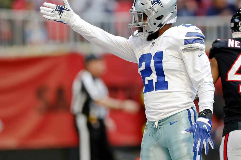 Dallas Cowboys running back Ezekiel Elliott (21) signals the first down after a run in a...