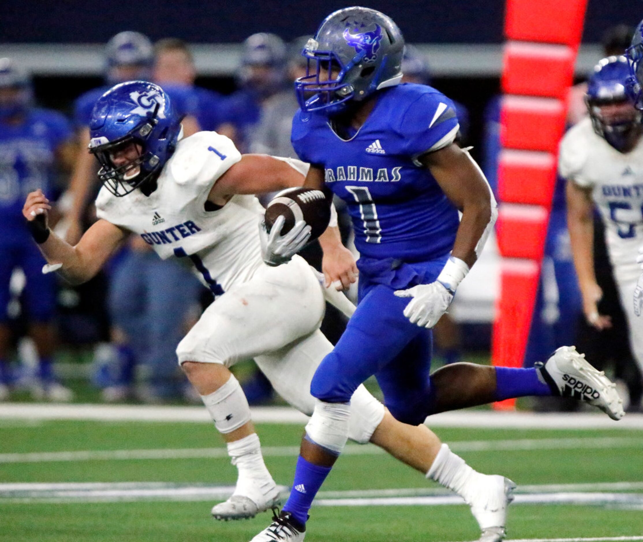 Omaha Pewitt High School defensive back Kadrien Johnson (1) returns an interception for a...