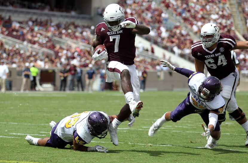 Texas A&M running back Keith Ford (7) steps out of a tackle from Prairie View A&M linebacker...
