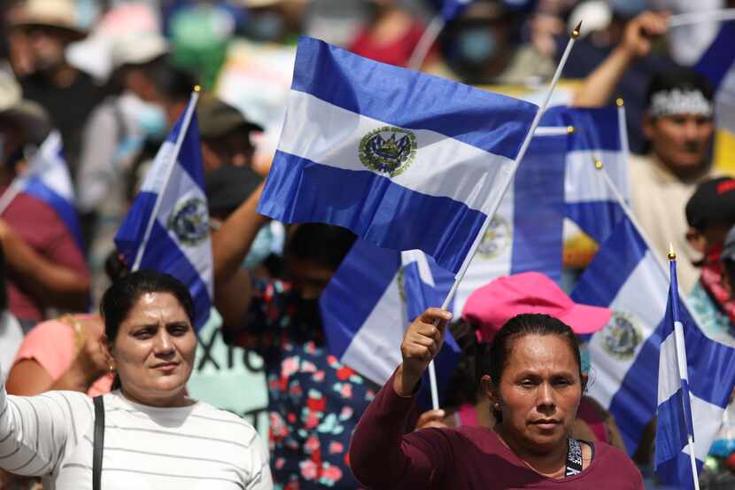 Manifestantes en contra del gobierno marchan el Día de la Independencia en San Salvador, El...