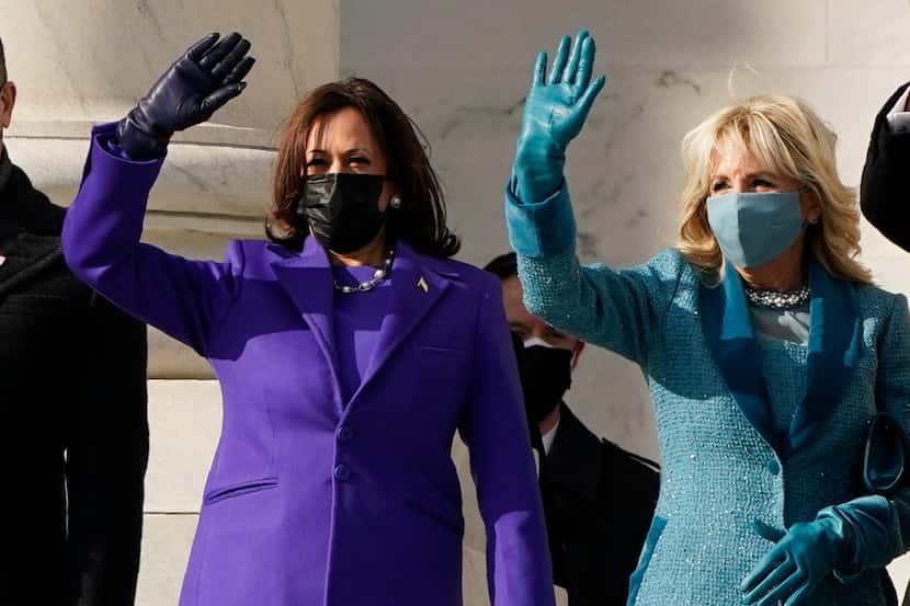 La vicepresidenta Kamala Harris (morado) y la Primera Dama, Jill Biden, portaron diseños...