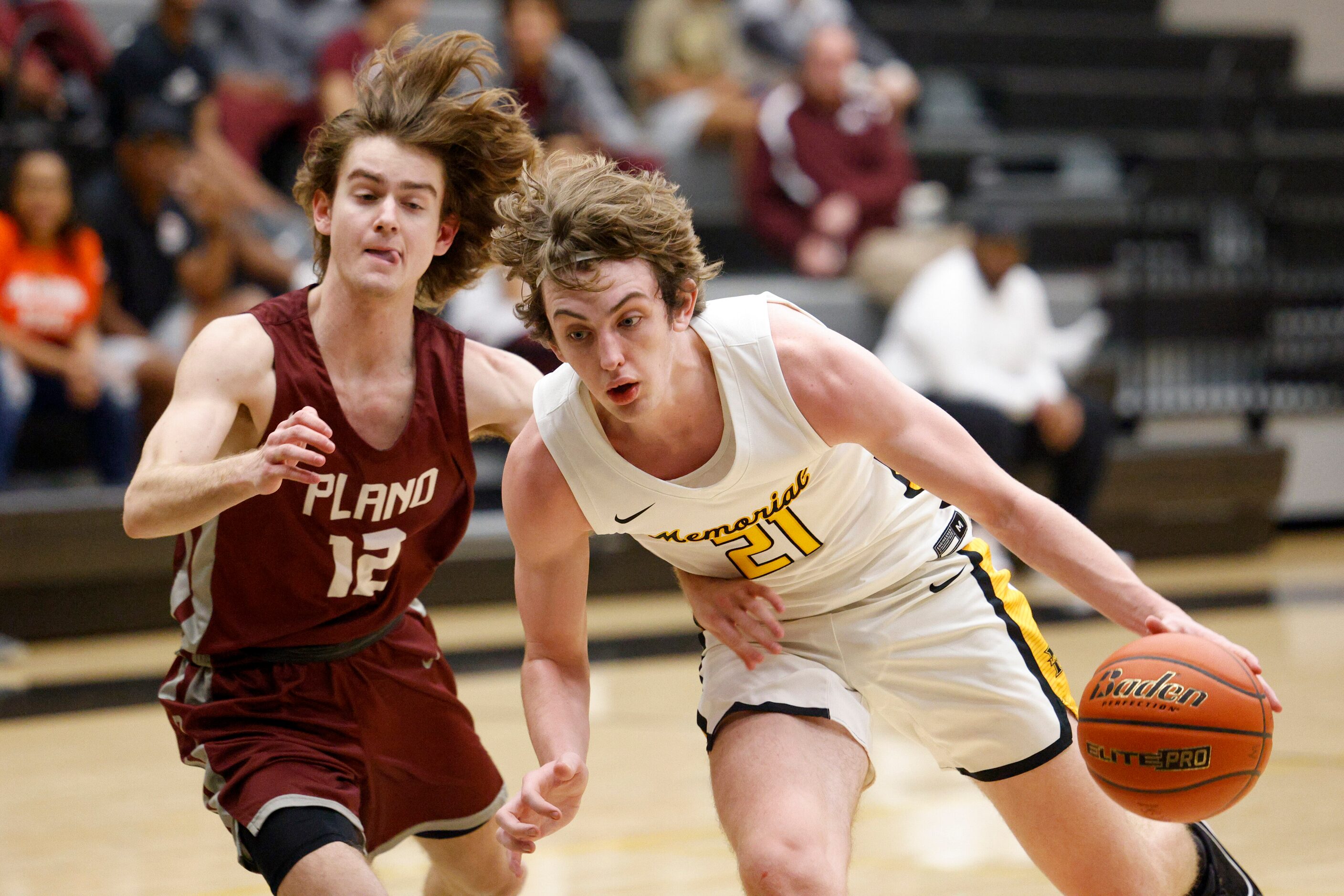 Frisco Memorial guard Drew Steffe (21) drives around Plano guard Stephen Reindrop (12)...