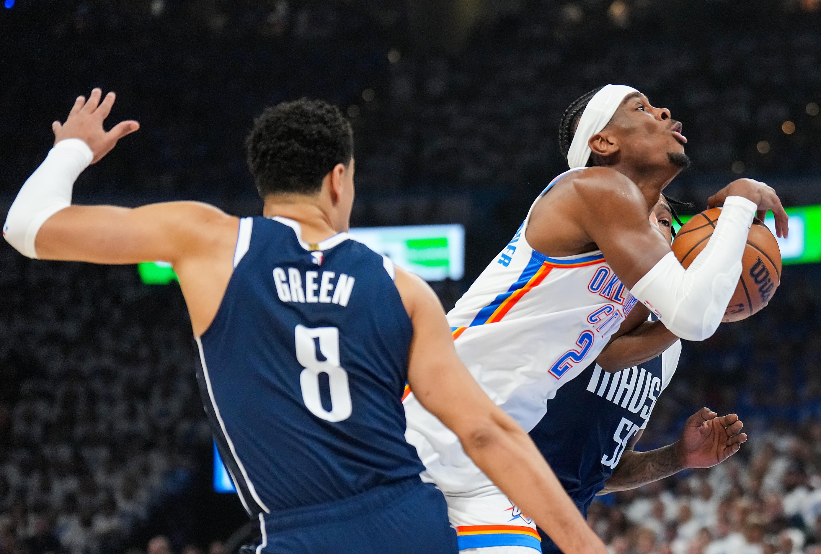 Oklahoma City Thunder guard Shai Gilgeous-Alexander (2) drives to the basket past Dallas...