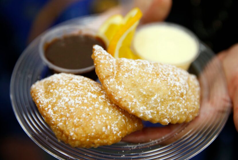 Parece una empanada, pero Fernie’s Orange You Glad We Fried It? es un pastel de naranja con...