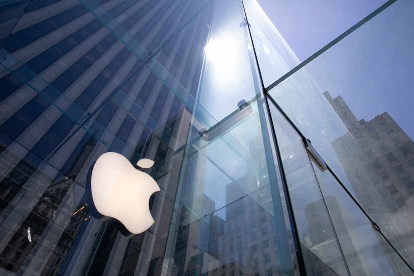 En esta fotografía del 16 de junio de 2020, el sol se refleja en la tienda de Apple en la...